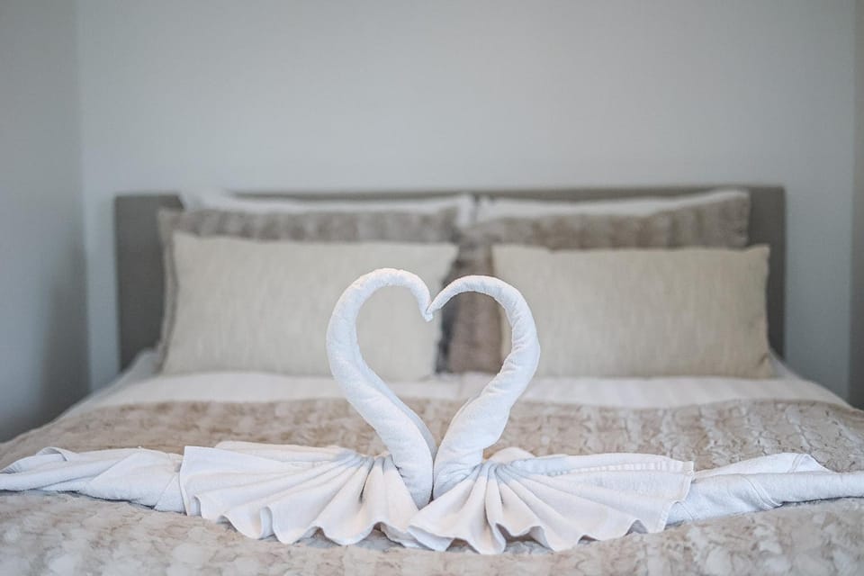 Bed, towels