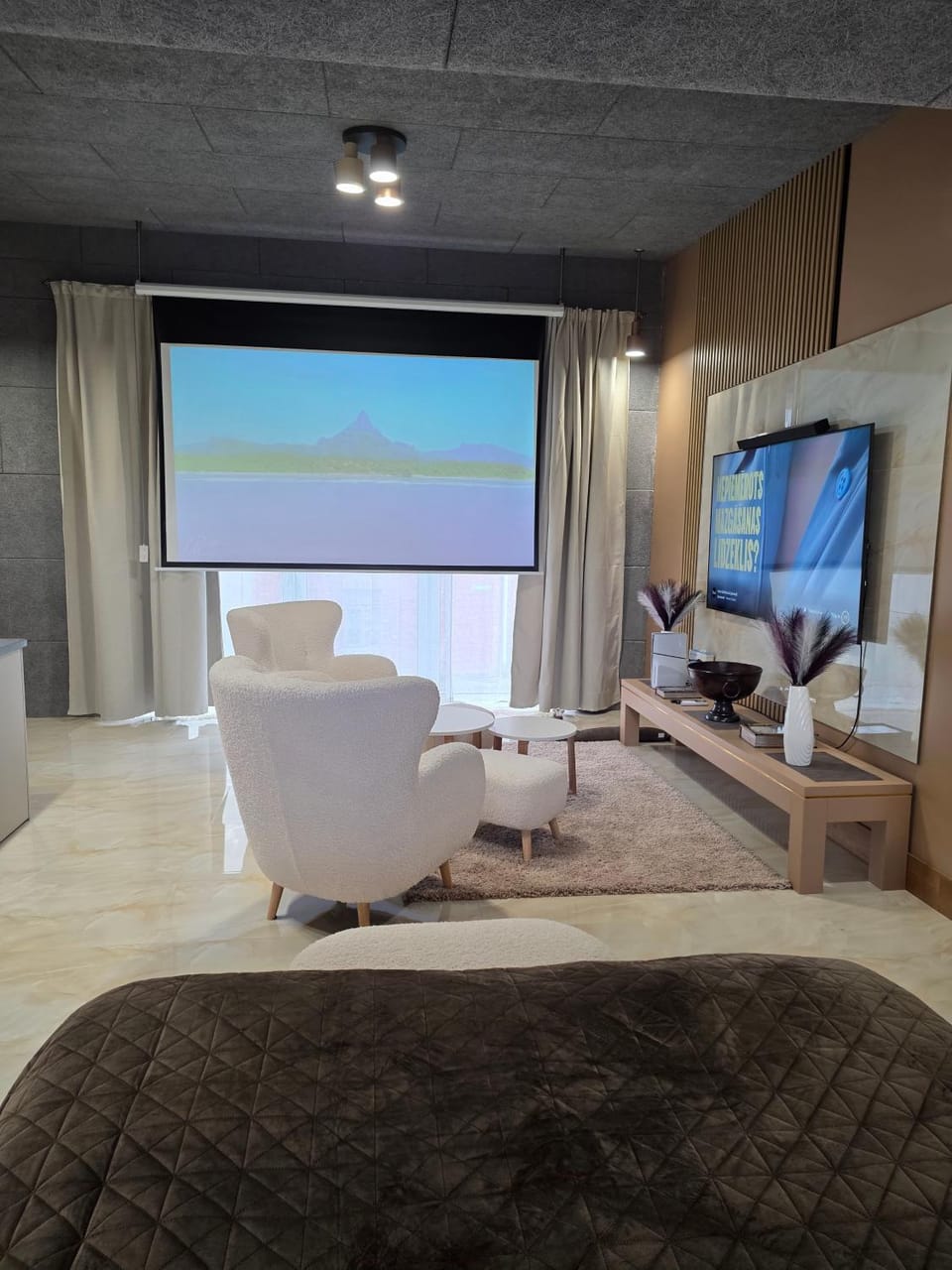 Communal lounge/ TV room, TV and multimedia, Living room, Seating area, Evening entertainment