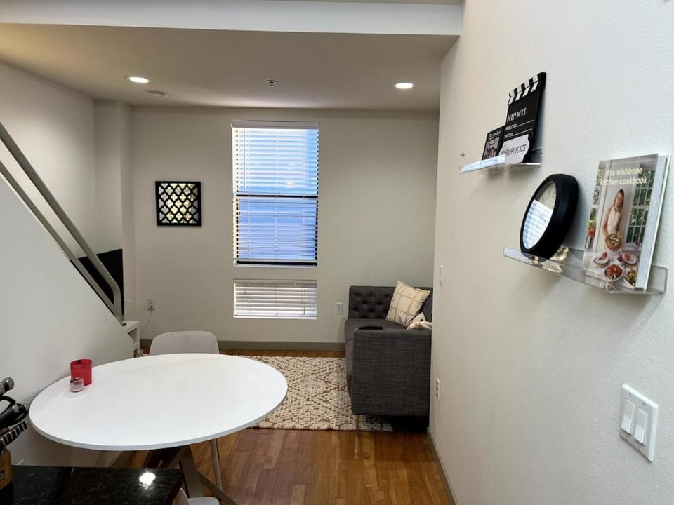 Cozy loft in heart of Santa Monica FREE Parking Apartment in Santa Monica