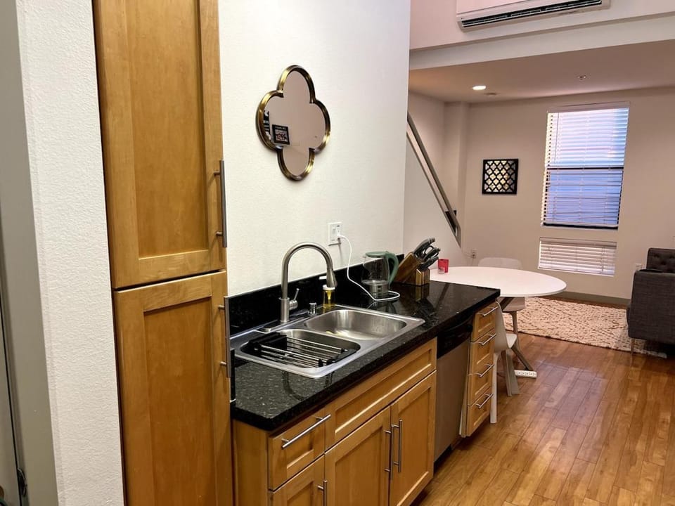 Cozy loft in heart of Santa Monica FREE Parking Apartment in Santa Monica