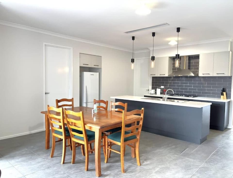 Ideal Family Home Near Parks & Donny with Garage House in Melbourne