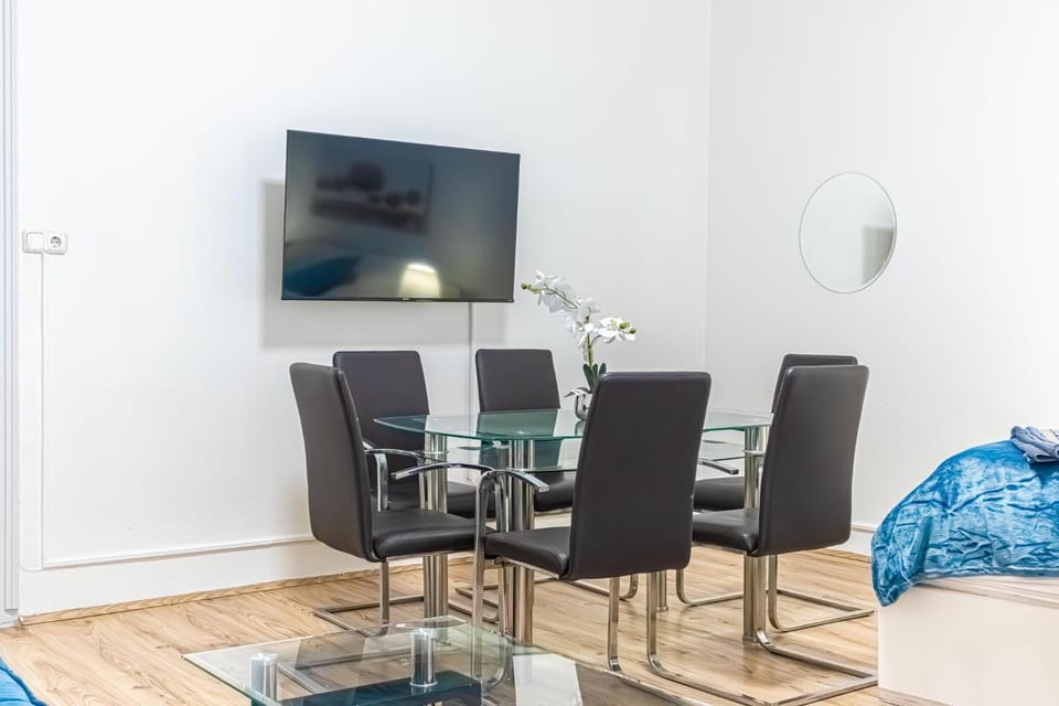 TV and multimedia, Seating area, Dining area