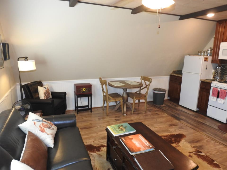 Kitchen or kitchenette, Living room, Seating area, Dining area, oven, pet friendly