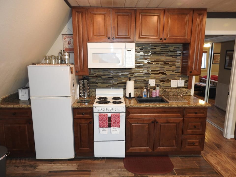 Kitchen or kitchenette, oven, pet friendly, stove, toaster