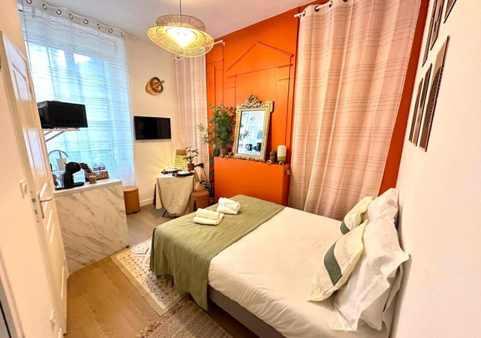 Bed, TV and multimedia, Coffee/tea facilities, Photo of the whole room, Decorative detail, Dining area, microwave