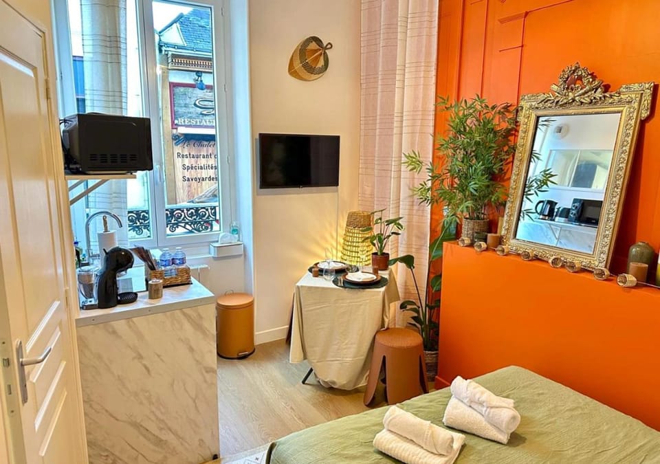 Bed, TV and multimedia, Coffee/tea facilities, Decorative detail, Dining area, microwave, towels