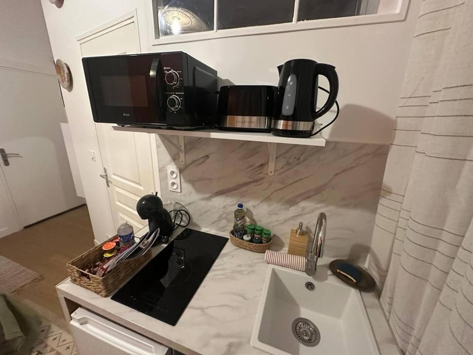 Coffee/tea facilities, Decorative detail, microwave, stove, toaster