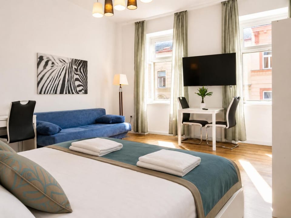 Bed, TV and multimedia, Seating area, Bedroom
