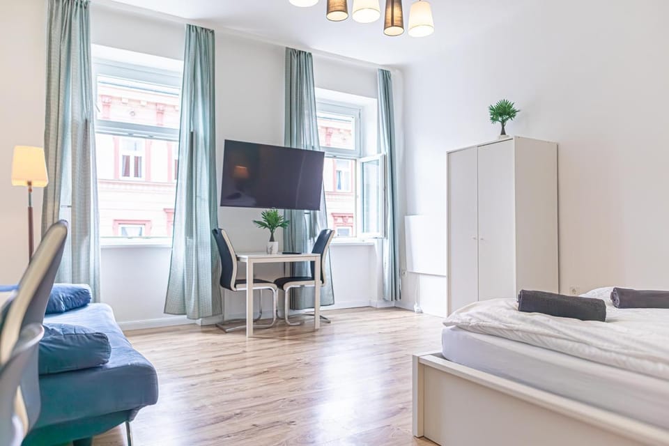 Bed, TV and multimedia, Seating area, Dining area, Bedroom