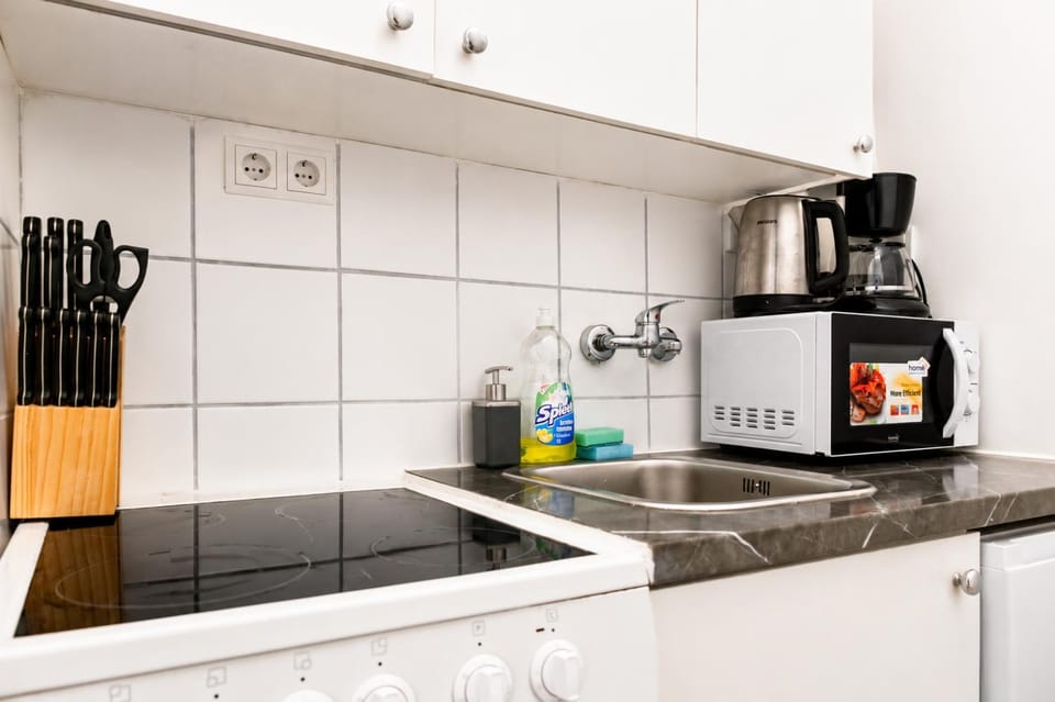 Coffee/tea facilities, Kitchen or kitchenette, stove, toaster