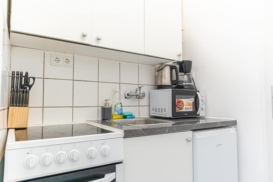 Coffee/tea facilities, Kitchen or kitchenette, stove