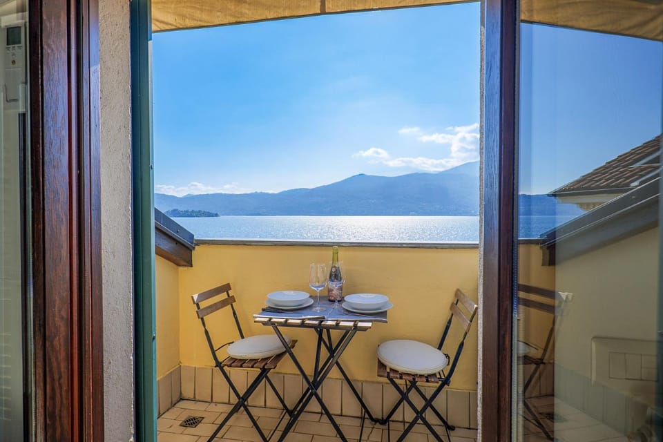Balcony/Terrace, Lake view, Mountain view