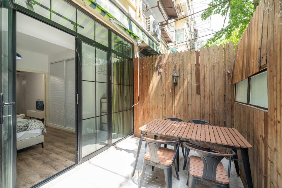 YueYang - Spacious Bright Flat with Private Wooden Courtyard Apartment in Shanghai