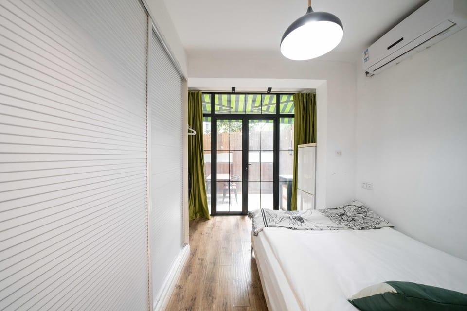 YueYang - Spacious Bright Flat with Private Wooden Courtyard Apartment in Shanghai