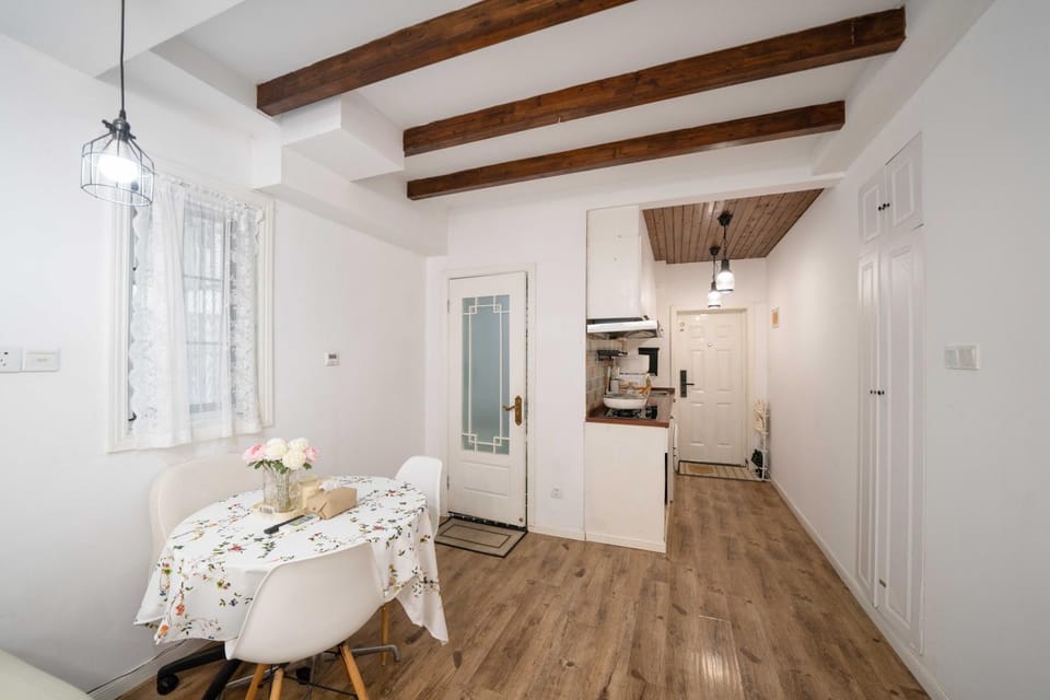 YueYang - Spacious Bright Flat with Private Wooden Courtyard Apartment in Shanghai