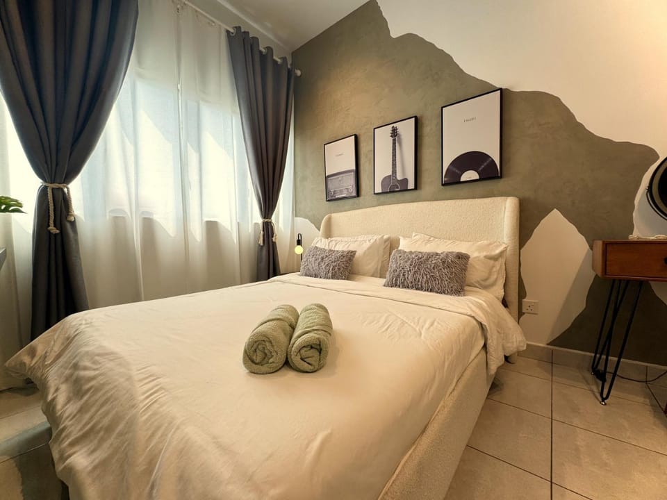 Bed, Photo of the whole room, Bedroom, towels