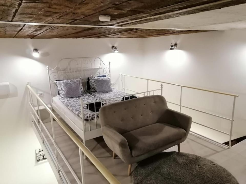 Cozy new studio with Free parking place in Garage Apartment in Budapest