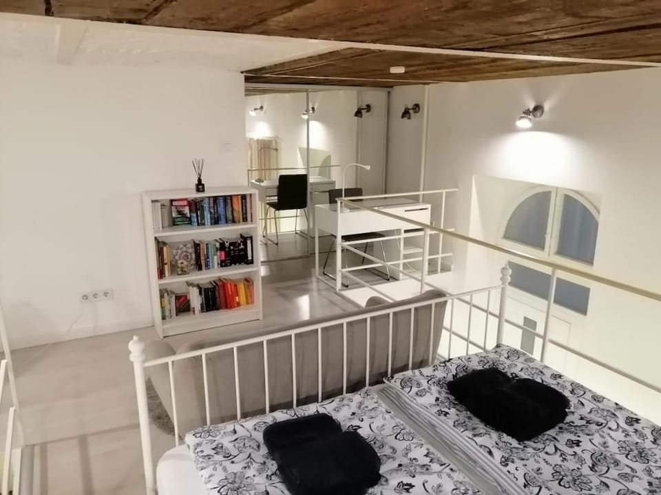 Cozy new studio with Free parking place in Garage Apartment in Budapest