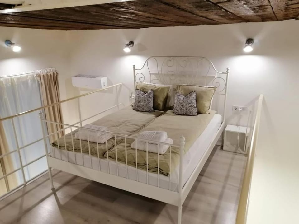 Cozy new studio with Free parking place in Garage Apartment in Budapest