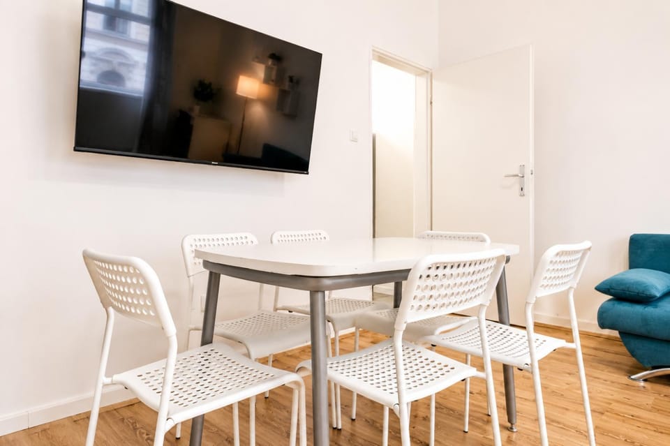 TV and multimedia, Seating area, Dining area