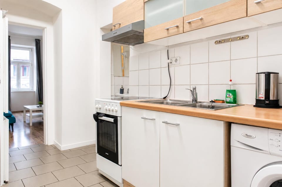 Coffee/tea facilities, Kitchen or kitchenette, dishwasher, oven, stove, toaster, washing machine