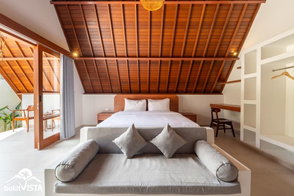 Bed, Photo of the whole room, Seating area, Bedroom