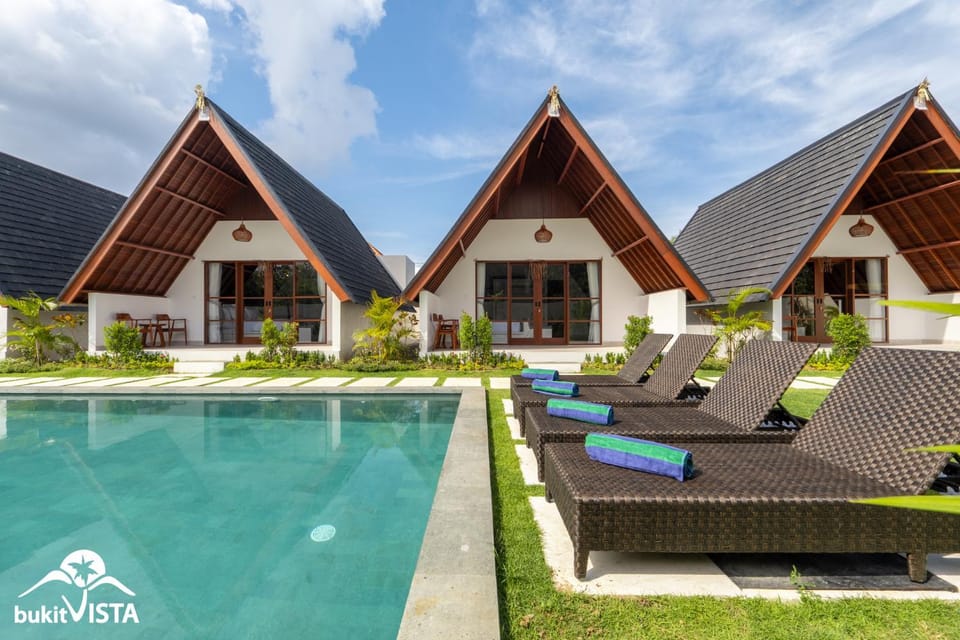Property building, Garden, Garden view, Swimming pool, sunbed