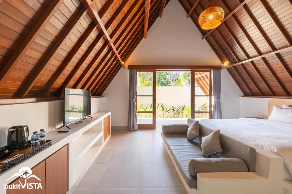 Bed, TV and multimedia, Photo of the whole room, Seating area, Bedroom