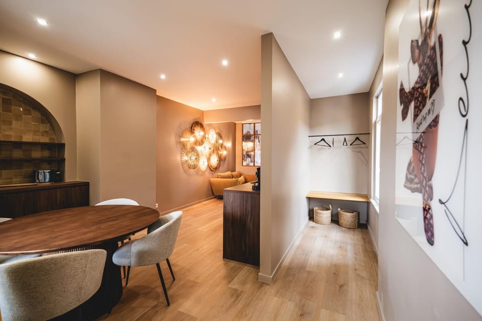 Kitchen or kitchenette, Dining area