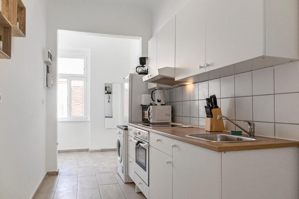 Coffee/tea facilities, Kitchen or kitchenette, stove