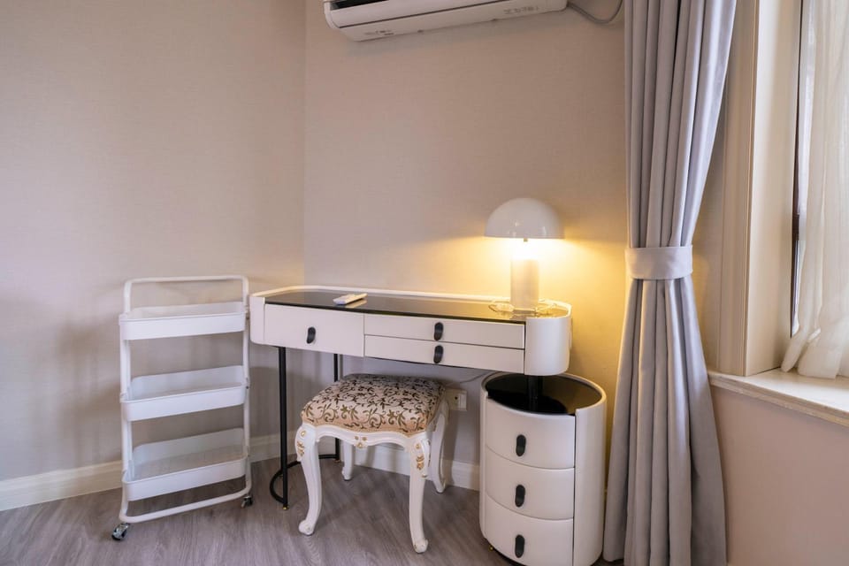 Tyms Modern 1BR APT Gubei International Garden Apartment in Shanghai