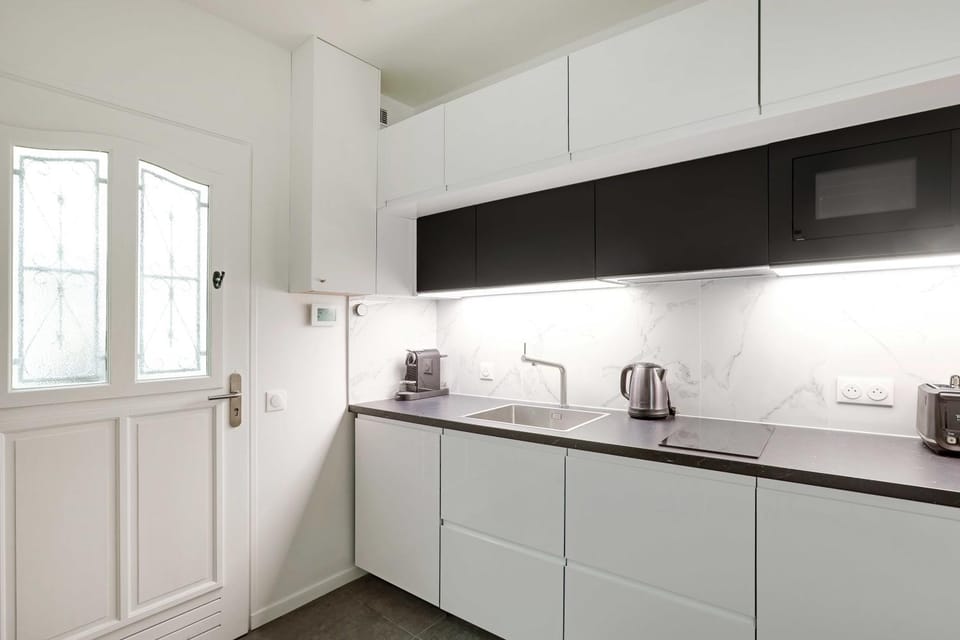 Coffee/tea facilities, Kitchen or kitchenette, stove