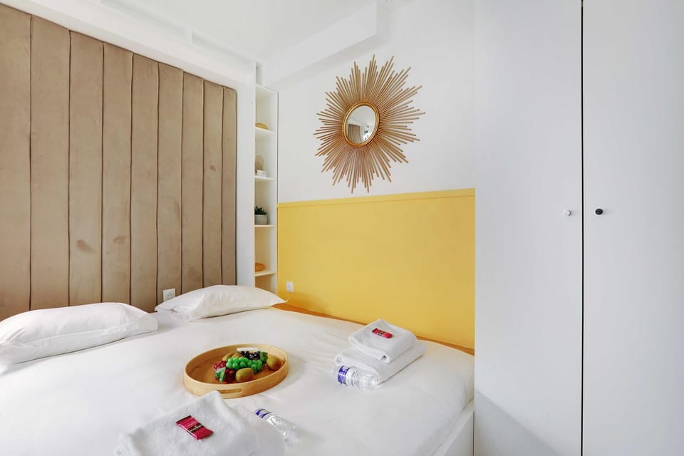 Bed, towels