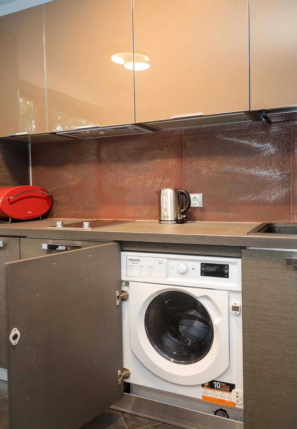 Kitchen or kitchenette, dishwasher, washing machine