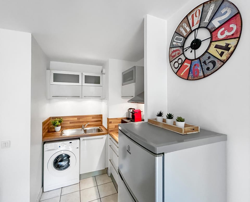 Kitchen or kitchenette, oven, stove