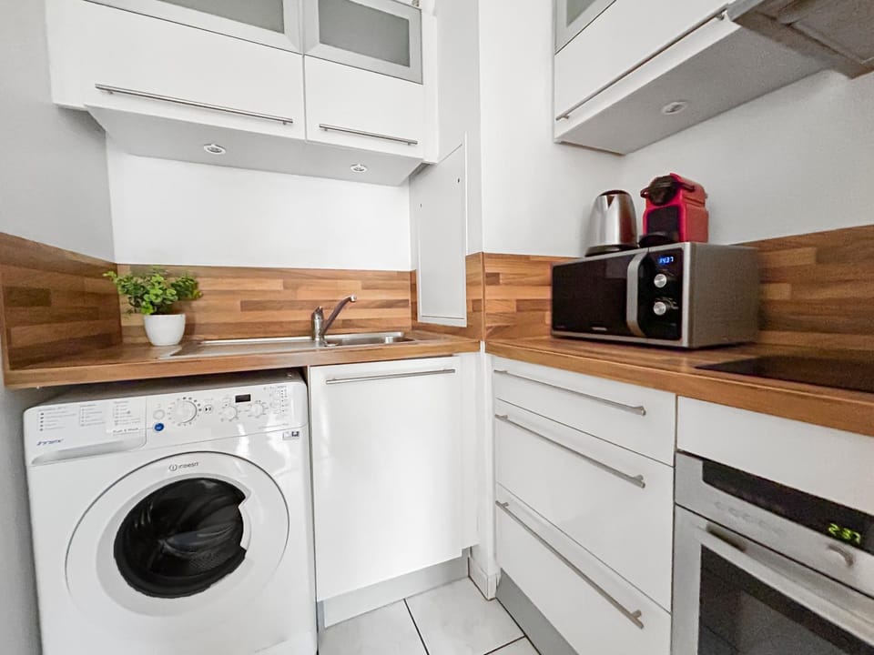 Coffee/tea facilities, Kitchen or kitchenette, oven, stove, toaster, washing machine