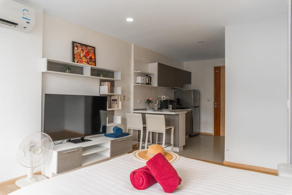 Bed, Kitchen or kitchenette, Photo of the whole room, Dining area, Bedroom, towels