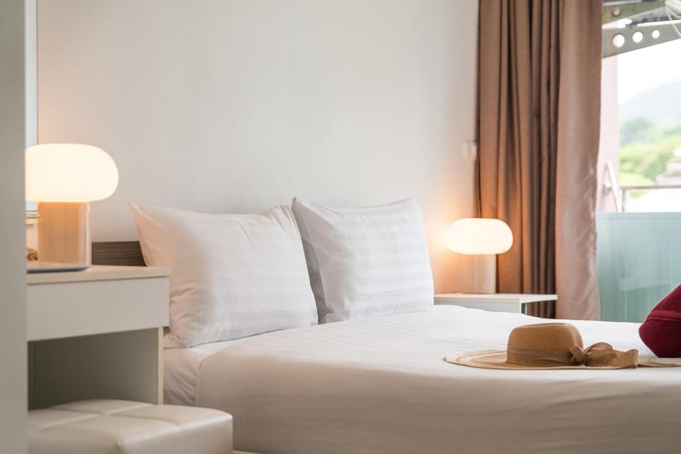 Bed, Bedroom, towels