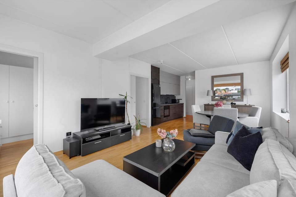 TV and multimedia, Kitchen or kitchenette, Living room, Seating area