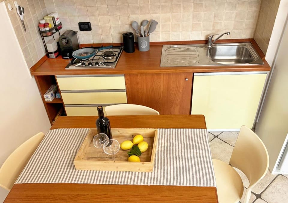 Coffee/tea facilities, Dining area, oven, stove