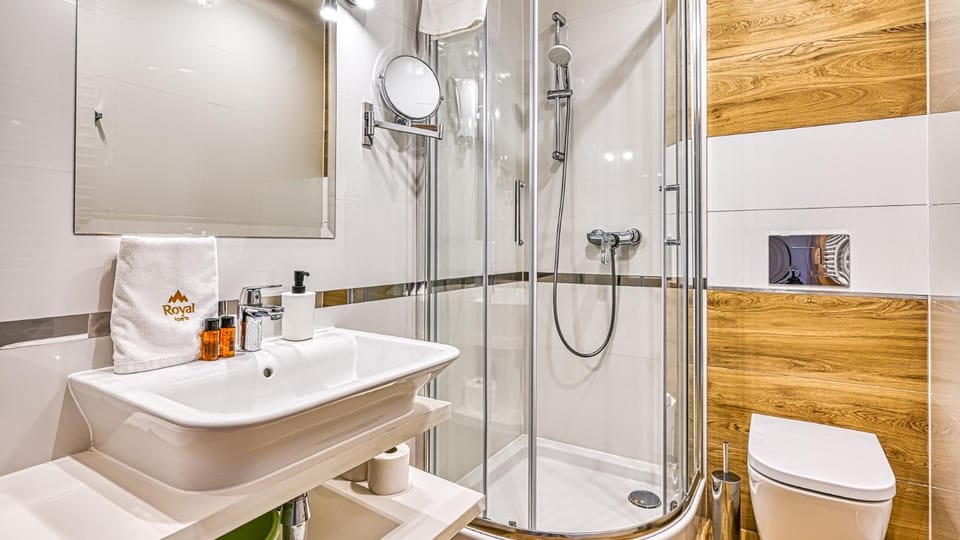 Shower, Toilet, Bathroom, towels