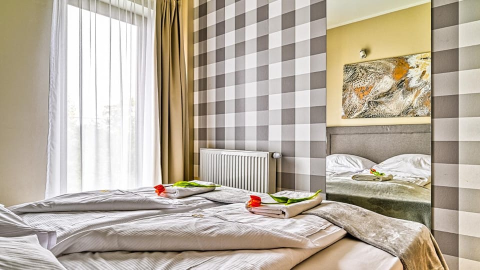 Bed, towels