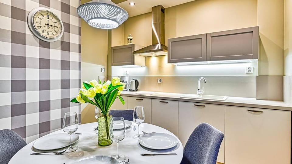 Coffee/tea facilities, Kitchen or kitchenette, Dining area, stove