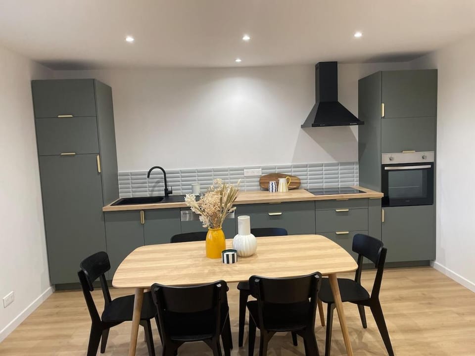Kitchen or kitchenette, Dining area, oven, stove