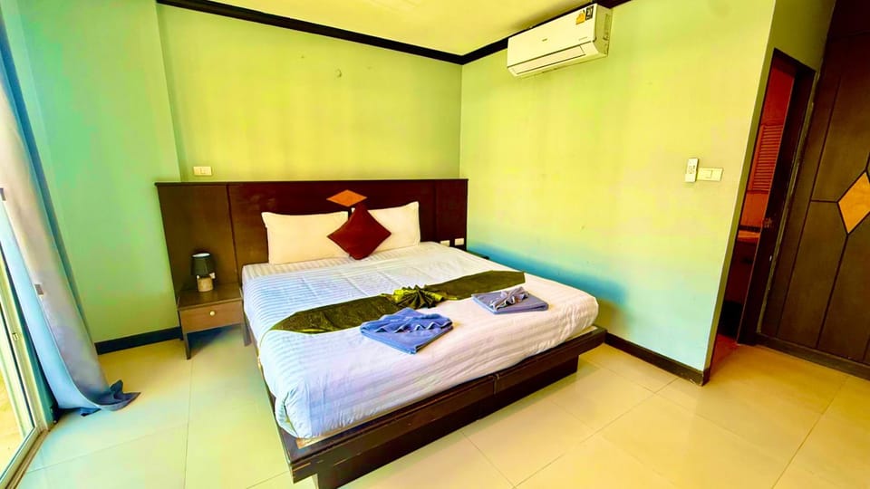 Bed, Bedroom, towels