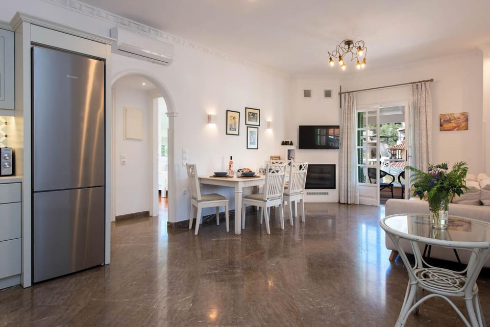 TV and multimedia, Kitchen or kitchenette, Living room, Dining area
