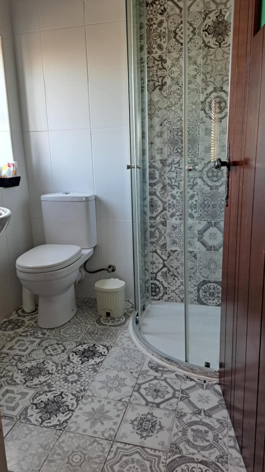 Shower, Toilet
