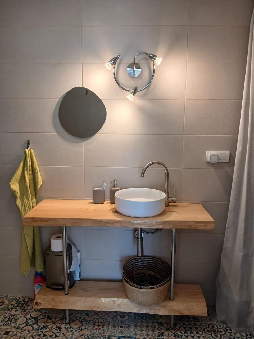 Bathroom, towels
