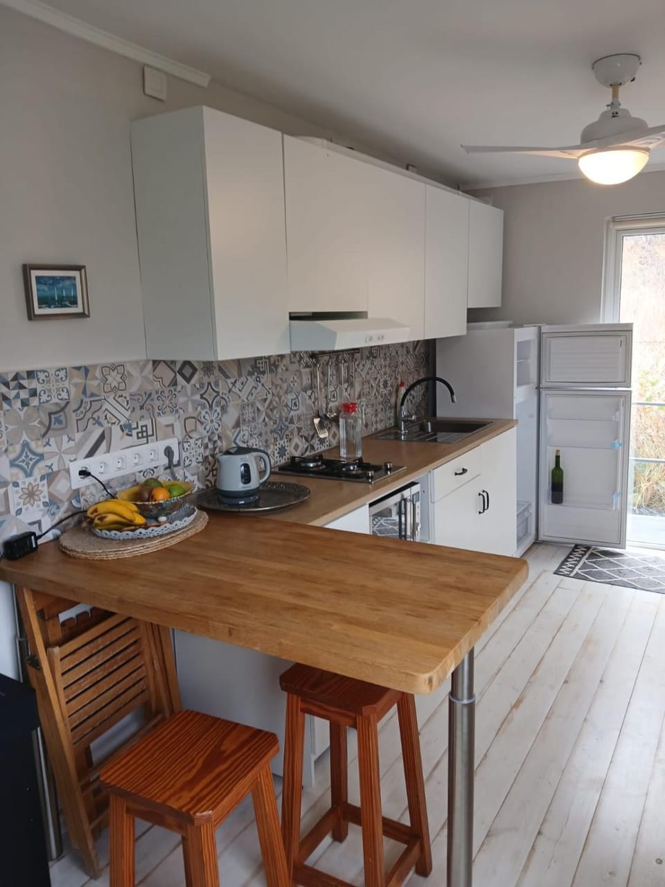 Kitchen or kitchenette, Dining area
