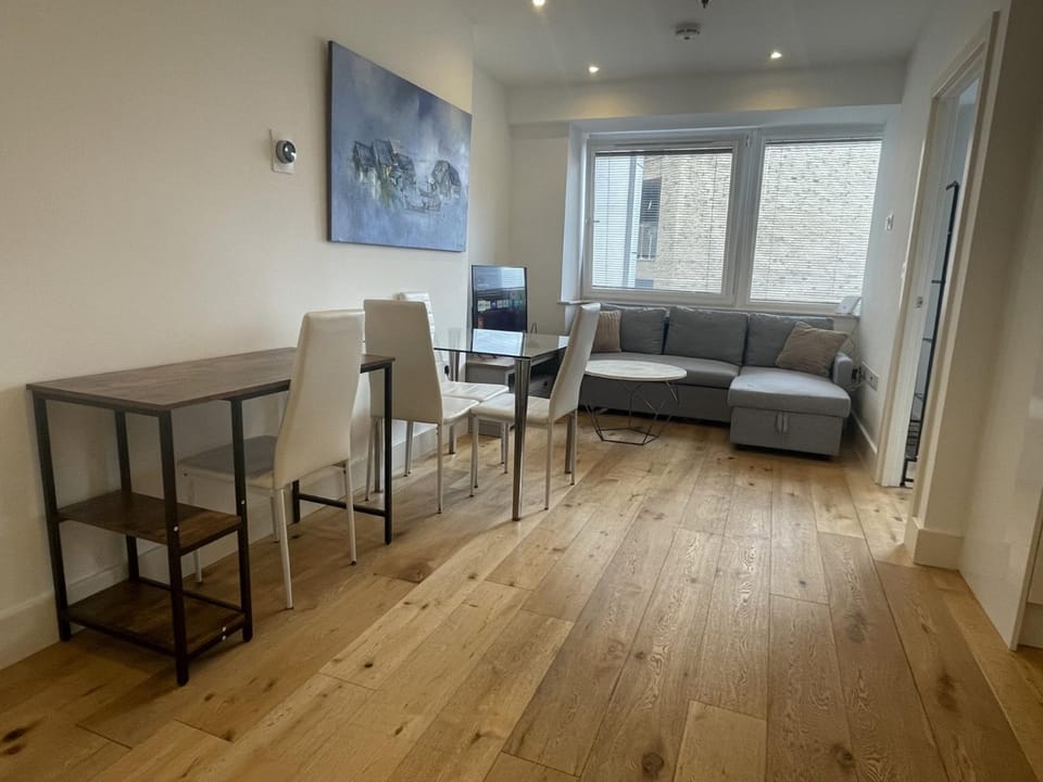 Modern Flat Central Croydon Sleeps 4 Free Parking Apartment in Croydon